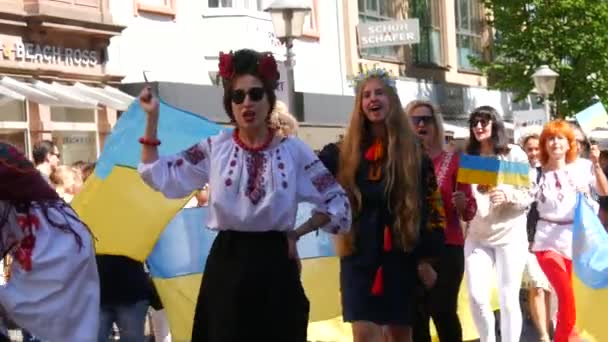 Июня 2022 Года Оффенбург Германия Украинцы Национальных Костюмах Вышитыми Рубашками — стоковое видео