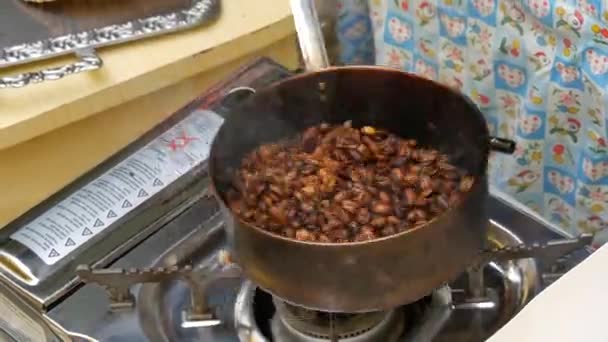 Κόκκοι Του Καφέ Ψήνονται Μια Σιδερένια Κουτάλα Μια Κουζίνα Γκαζιού — Αρχείο Βίντεο