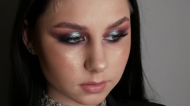Hermosa Joven Modelo Con Elegante Noche Maquillaje Ojos Ahumados Posando — Vídeos de Stock