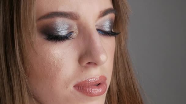 Modelo Chica Joven Con Hermoso Maquillaje Noche Brillante Con Sombras — Vídeos de Stock