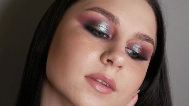 Hermosa Joven Modelo Con Elegante Noche Maquillaje Ojos Ahumados Posando — Vídeos de Stock