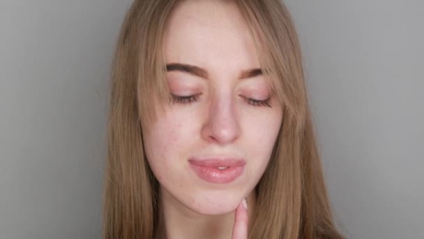 Chica Joven Con Ojos Azules Sin Maquillaje Posando Para Cámara — Vídeos de Stock