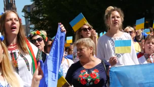 Червня 2022 Оффенбург Німеччина Українці Національних Костюмах Вишитими Сорочками Українськими — стокове відео