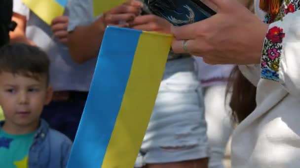 June 2022 Offenburg Germany Blue Yellow Flags Ukrainians Hands People — Vídeo de stock