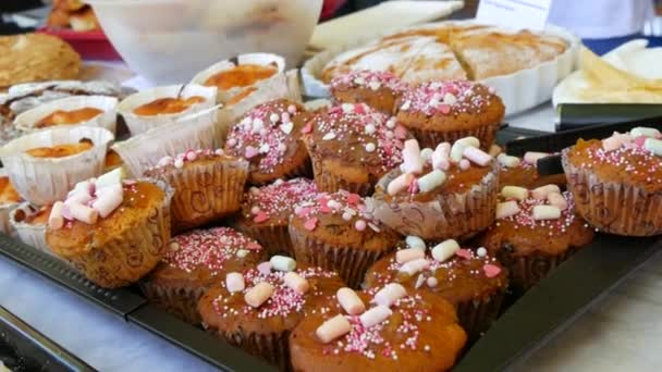 Homemade Cakes Freshly Baked Cupcakes Marshmallow Topping Market Stall Fair — Stockvideo