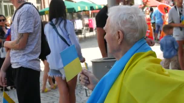 June 2022 Offenburg Germany Elderly Gray Haired Manukrainian Symbols Flags — Stockvideo