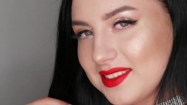 Menutup Tampilan Model Gadis Cantik Dengan Bibir Besar Dicat Dengan — Stok Video
