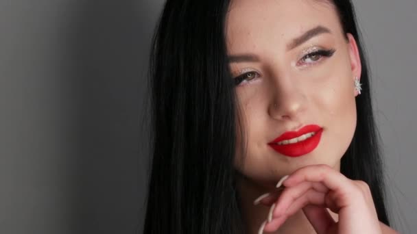 Vista Cerca Modelo Hermosa Chica Con Labios Grandes Pintados Con — Vídeos de Stock