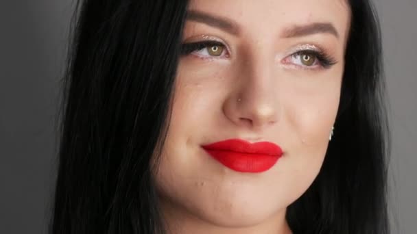 Close Uitzicht Mooi Meisje Model Met Grote Lippen Beschilderd Met — Stockvideo