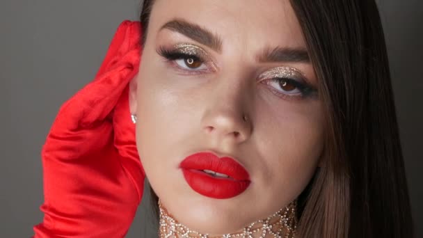 Όμορφο Γυναικείο Μοντέλο Μεγάλα Χείλη Βαμμένα Κόκκινο Κραγιόν Νεαρή Γυναίκα — Αρχείο Βίντεο