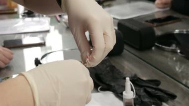 7 Eylül 2019 - Kamenskoye, Ukrayna: Ustanın açtığı mikropatinaj kolu için özel hortum. Yeni kaşların düzeltilmesi, kalıcı makyaj, dövme.