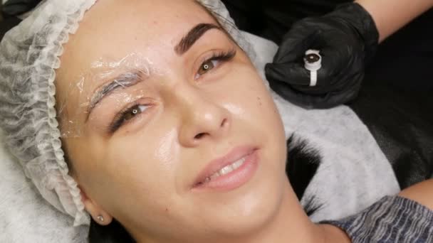 Mestre Aplica Pigmento Escuro Especial Para Colorir Sobrancelhas Microblading Maquiagem — Vídeo de Stock