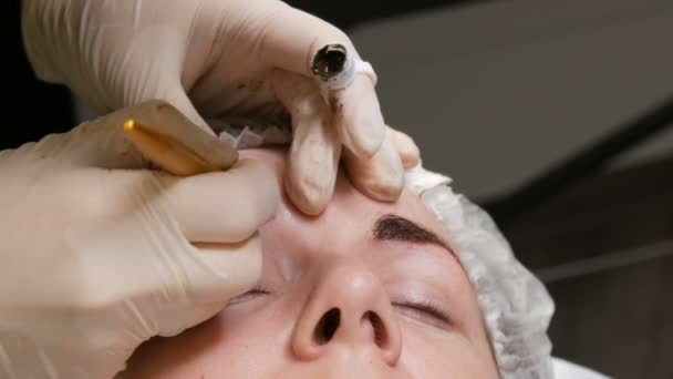 Tecnica Manuale Microblading Padrone Applica Pigmento Scuro Speciale Con Una — Video Stock