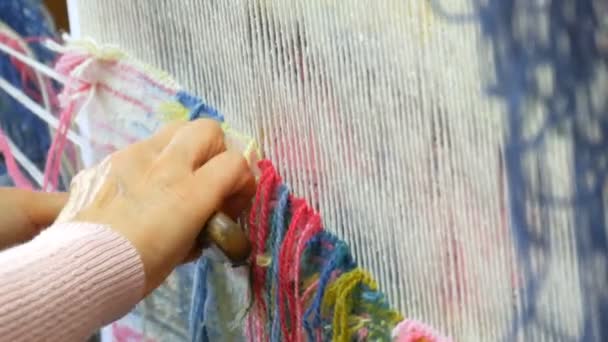 Ręcznie Robiony Haft Dywanowy Kobiece Dłonie Tworzą Wzór Używając Wielowarstwowych — Wideo stockowe