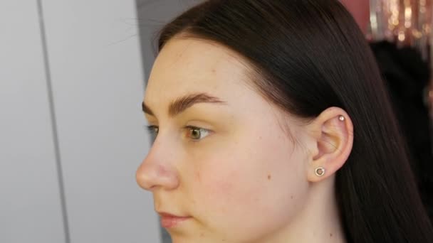 Make Artist Applies Modern Make Face Young Girl Model Studio — Wideo stockowe