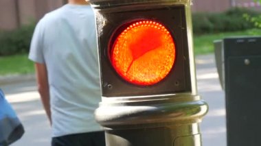 Yakın plan. İki trafik ışığı kırmızıya döner ve yeşile döner. Geri sayım saniyeleri. Şehir hayatı