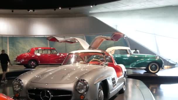 Stuttgart Germany May 2022 Mercedes Museum Old Antique Cars Showroom — 图库视频影像