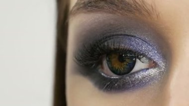 Genç güzel seksi kız modelleri mavi akşam makyaj dumanlı gözleri yapmak ve yanlış kirpikler ile. Çok renkli kontakt lenslere sahip gözler yakından görünümü