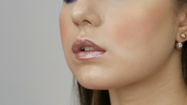 Maquillaje Artista Hace Modelo Chica Maquillaje Lápiz Labial Color Claro — Vídeos de Stock