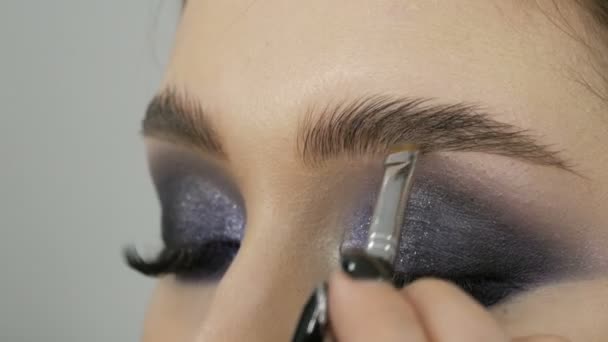Close View Makeup Artist Makes Models Smoky Eyes Help Special — Stockvideo