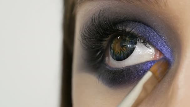 Close View Makeup Artist Makes Models Smoky Eyes Help Special — Stock videók