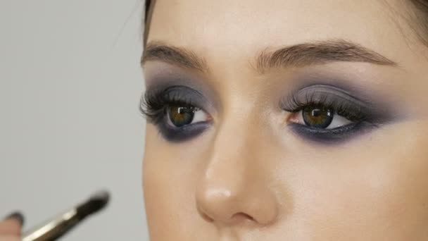 Jovens Belos Modelos Sexy Girl Fazem Azul Noite Maquiagem Olhos — Vídeo de Stock