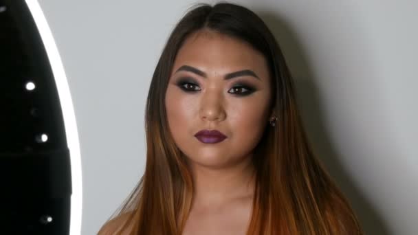 Πορτρέτο Του Ένα Όμορφο Κορίτσι Της Ασίας Μοντέλο Λαμπερό Μακιγιάζ — Αρχείο Βίντεο