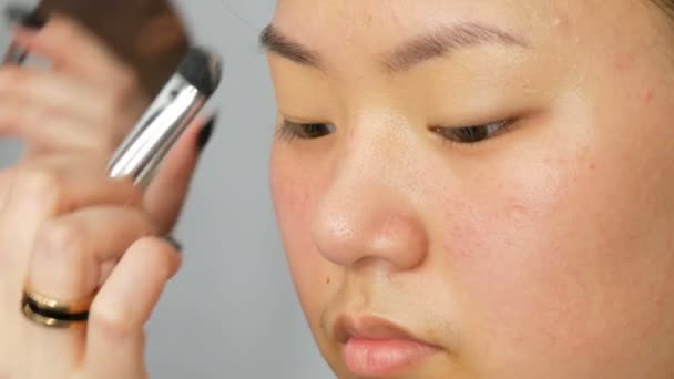 Artista Maquillaje Profesional Aplica Corrector Fundación Resaltador Cara Modelos Coreanos — Vídeo de stock