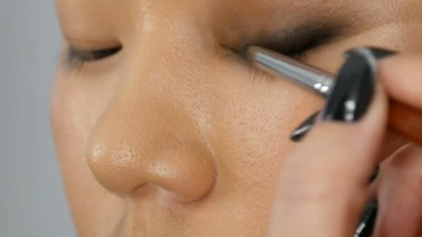 Maquilleuse Professionnelle Fait Maquillage Des Yeux Fille Coréenne Femme Asiatique — Video