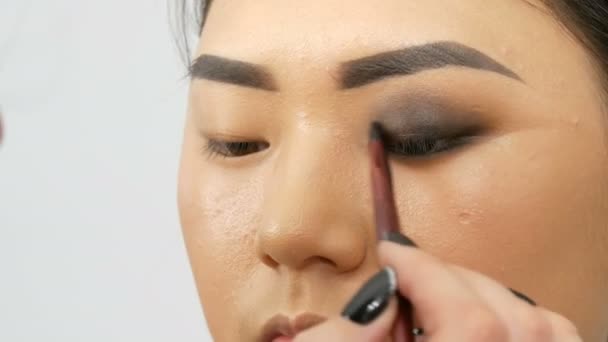Επαγγελματική Make Καλλιτέχνης Κάνει Μακιγιάζ Των Ματιών Της Κορέας Κορίτσι — Αρχείο Βίντεο
