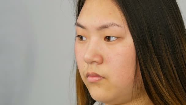 Retrato Una Hermosa Modelo Asiática Sin Maquillaje Que Posa Estudio — Vídeos de Stock
