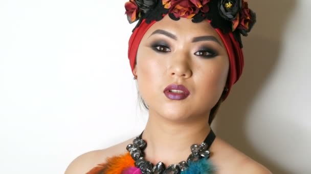 Красивая Корейская Азиатка Модном Красном Тюрбане Ярким Вечерним Макияжем Дымящимися — стоковое видео