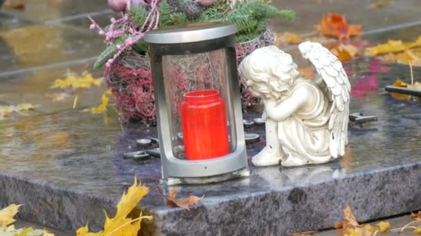 Red Memorial Candle Burning Fire Rainy Day Tombstone Cemetery Autumn — Stock videók