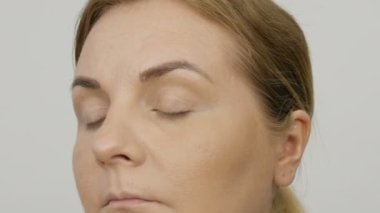 Temeli uygulamak için özel fırça, yüz hatlarını, yüz makyajını, kozmetik konseptini gizler..