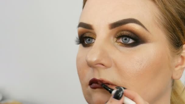 Professionelle Visagistin Trägt Schönheitssalon Dunkelroten Lippenstift Mit Spezialpinsel Und Make — Stockvideo