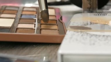 3 Nisan 2019 - Kamenskoe, Ukrayna: Koleksiyonları çeşitli Dekoratif kozmetik nerede adam olun profesyonel makyaj salonda. Profesyonel güzellik endüstri ürünleri