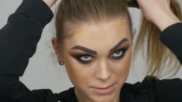 Beautiful Girl Model Bright Makeup Smoky Eyes Makes Her Hair — Stock Video