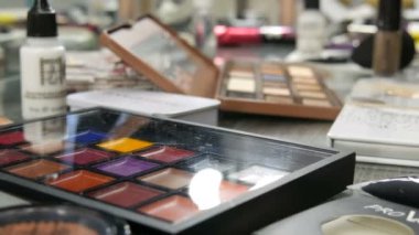 3 Nisan 2019 - Kamenskoe, Ukrayna: Koleksiyonları çeşitli Dekoratif kozmetik nerede adam olun profesyonel makyaj salonda. Profesyonel güzellik endüstri ürünleri