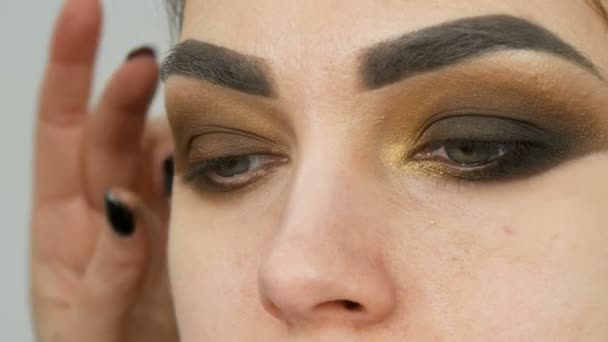 Artista Maquillaje Profesional Hace Que Los Ojos Ahumados Maquillaje Tono — Vídeo de stock