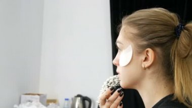 Makyaj sanatçısı, model kızları güzellik stüdyosunda profesyonel moda dumanlı göz makyajı yapar.