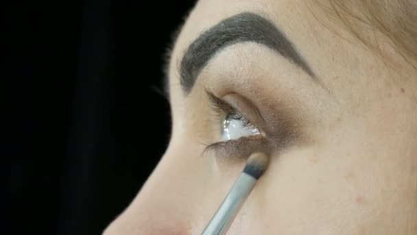 Artista Maquillaje Profesional Hace Que Los Ojos Ahumados Maquillaje Tono — Vídeos de Stock