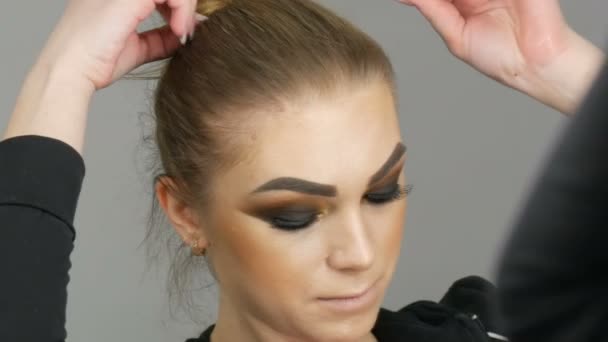 Mooi Meisje Model Met Heldere Make Smoky Ogen Maakt Haar — Stockvideo