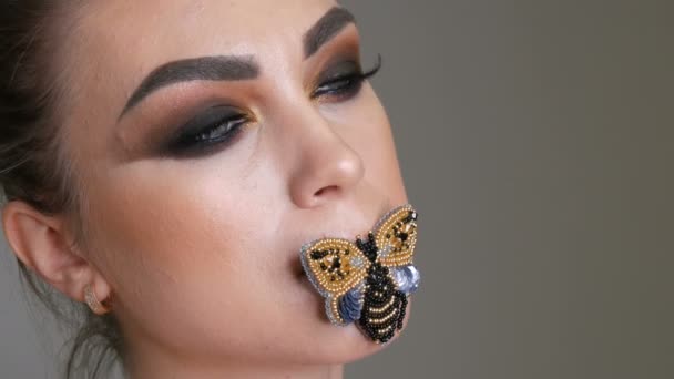 Portret Pięknej Młodej Profesjonalnej Modelki Modnym Makijażem Zadymionych Oczu Motylem — Wideo stockowe