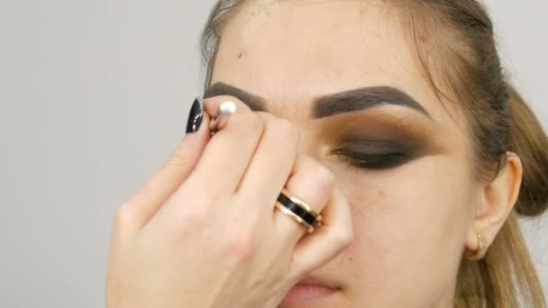 Maquilleur Professionnel Rend Les Yeux Fumés Maquillage Une Nuance Brune — Video