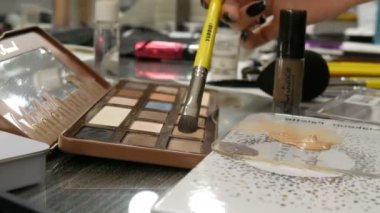 3 Nisan 2019 - Kamenskoe, Ukrayna: İnsanların profesyonel makyaj yaptığı kuaförde çeşitli dekoratif kozmetik ürünleri koleksiyonu. Profesyonel Güzellik Endüstrisi Ürünler Özel fırça göz farı sürer