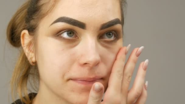 Maquillaje Cansado Modelo Chica Lleva Los Dedos Piel Cara Delante — Vídeos de Stock