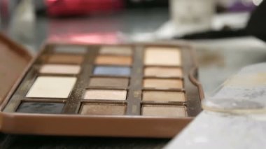 Makyaj sanatçıları masasında kahverengi göz farı paleti