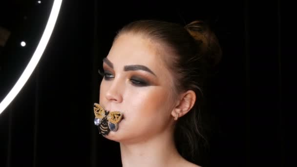 Retrato Una Hermosa Joven Modelo Profesional Con Maquillaje Ojos Ahumados — Vídeos de Stock