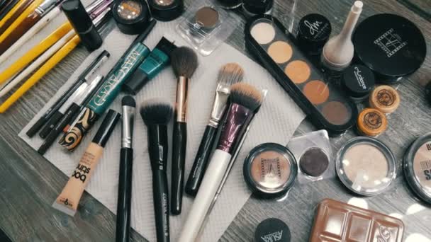 2019年4月7日 乌克兰卡门斯科 美容院各种装饰化妆品的系列 在那里男人做专业化妆 专业美容行业产品 — 图库视频影像