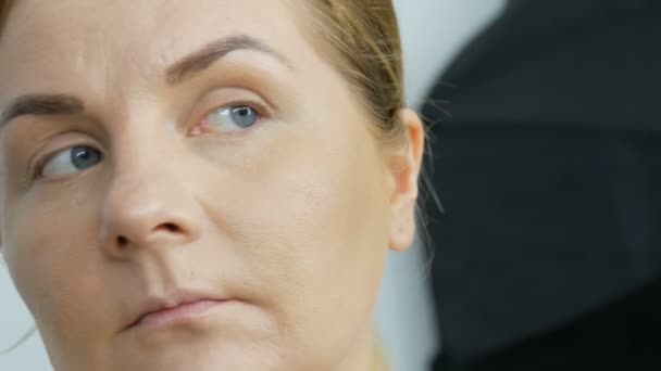 顔の肌の不完全さ 顔のメイク 化粧品のコンセプトを隠すファンデーションを適用するための特別なブラシ — ストック動画